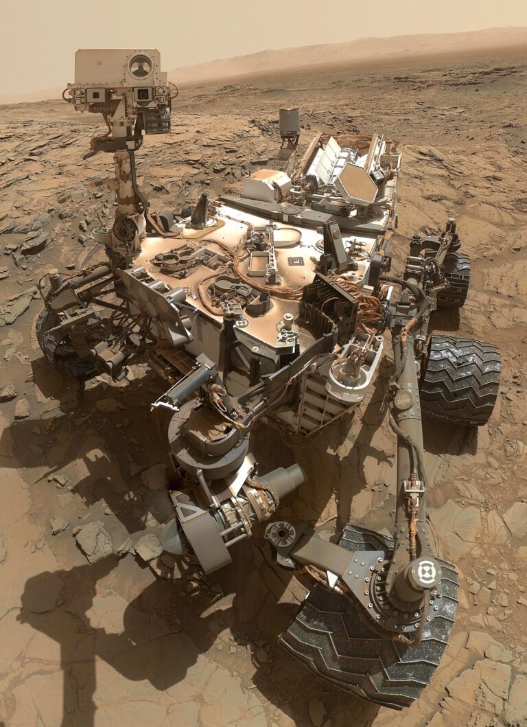 1200px-Curiosity_Self-Portrait_at_'Big_Sky'_Drilling_Site